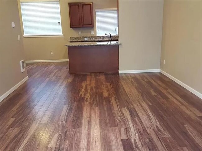 Building Photo - Spacious 1579 square feet of quality livin...