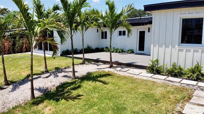 Building Photo - 1720 SW 23rd Ave