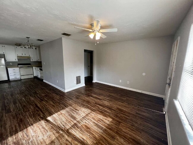 Photo - Spacious Two Bedroom- Close to FSU & TCC Apartment