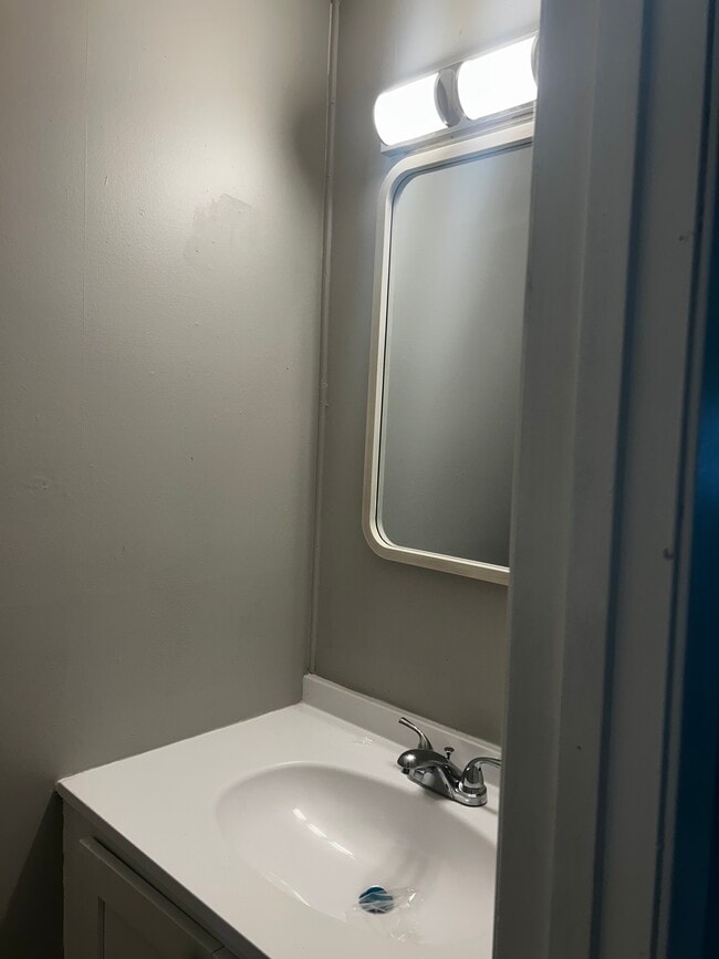 Building Photo - 301 Emerald Dr