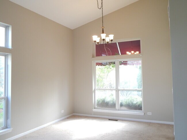 Building Photo - Great 3 Bed 2.1 Bath with Finished Basement