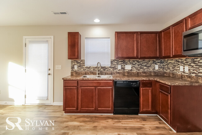 Building Photo - Gorgeous 3-bedroom & 2.5-bathroom townhome.