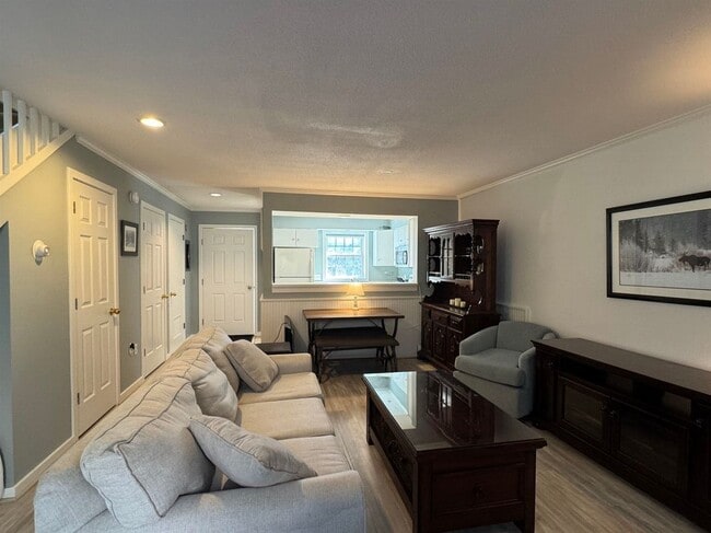Building Photo - 158 Riverside Townhouses Rd