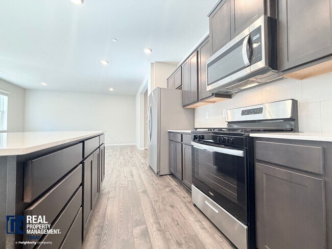 Foto del edificio - Stunning 4-Bedroom Home with Mount Rainier Views in Rainier Ridge!