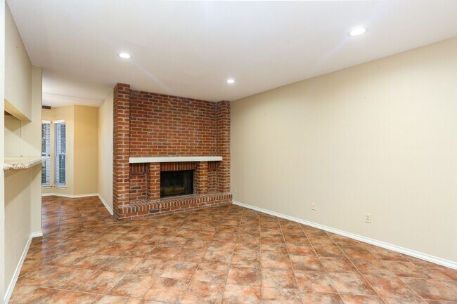 Building Photo - 2Bd Condo in Gated Community! Available Now!