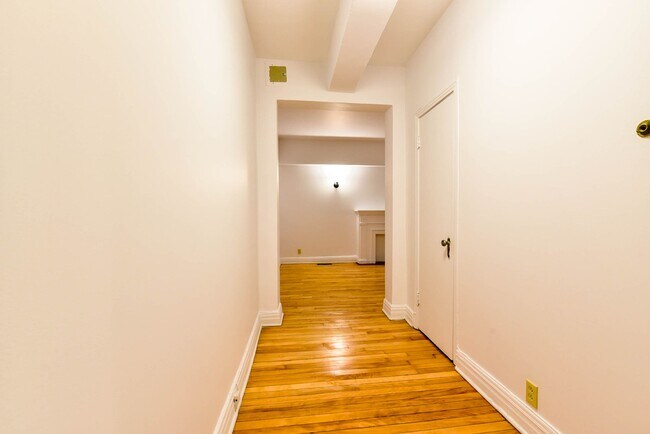 Building Photo - 6210 Avenue Deacon 6210 Chemin Deacon