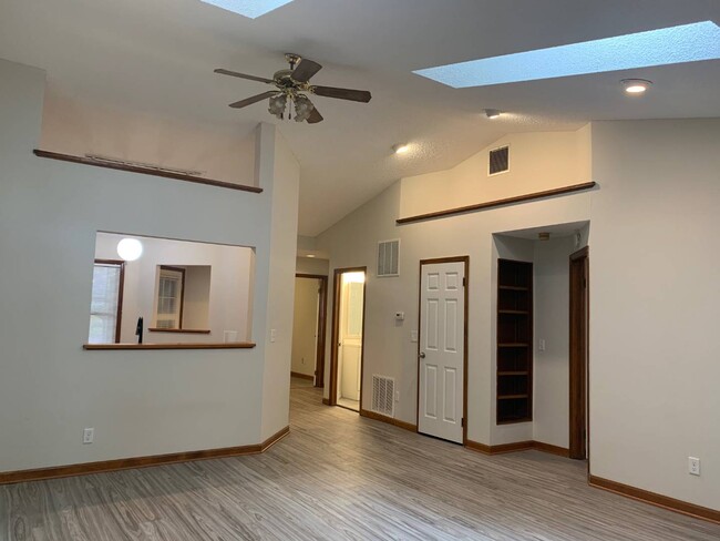 Building Photo - 13 Stoney Creek Dr