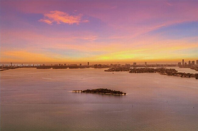 Foto del edificio - 700 NE 24th St