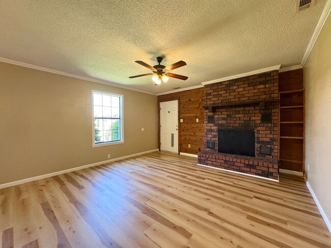 Building Photo - Partial Utilities Included • 2 Bed/ 1 Bath...