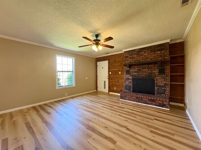 Foto del edificio - Partial Utilities Included • 2 Bed/ 1 Bath...