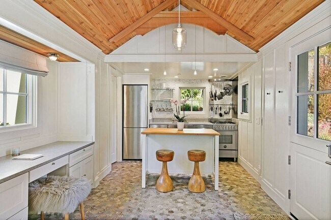 Foto del edificio - High end, fully furnished (or unfurnished) pair of cottages in Downtown Mill Valley! PROGRESSIVE