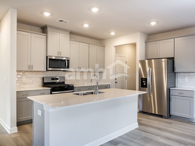 Foto del edificio - 801 Treeline Rd