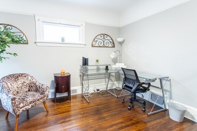 Sala de estar u oficina - 10605 Ashbury Ave