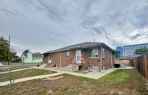Primary Photo - Large 2 Bedroom 1 Bath Unit Available NOW!!