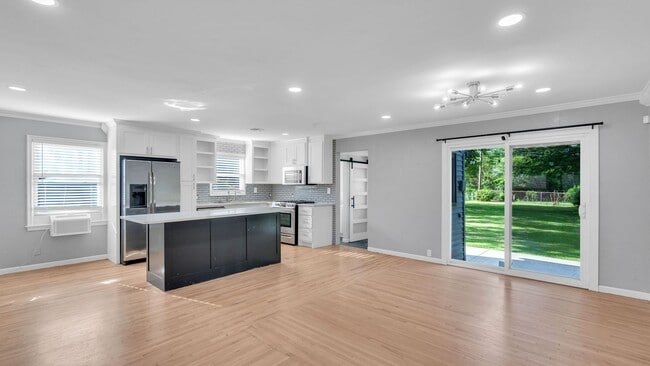 Building Photo - Beautifully Redone 2 Bedroom Midtown House...
