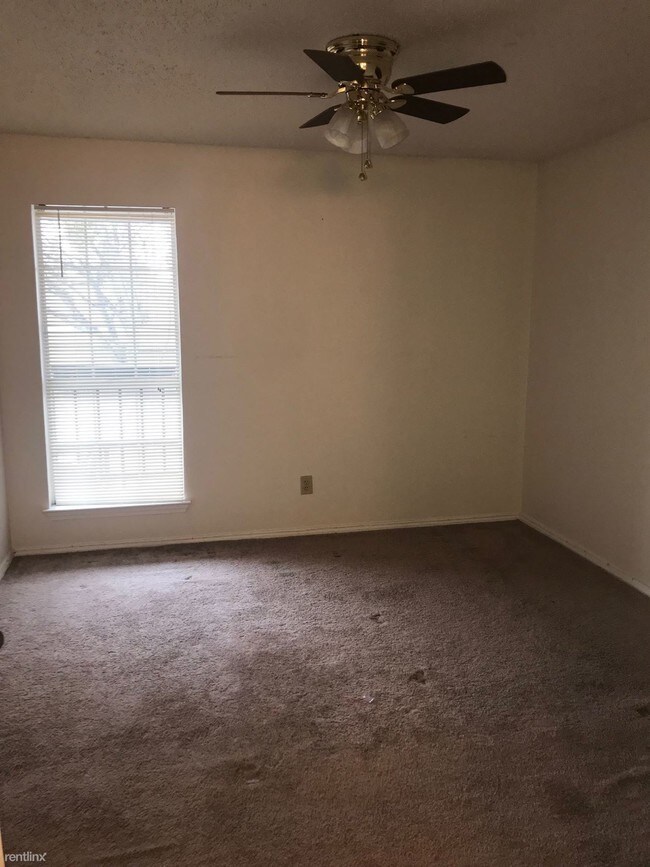 Building Photo - 18333 Roehampton Dr