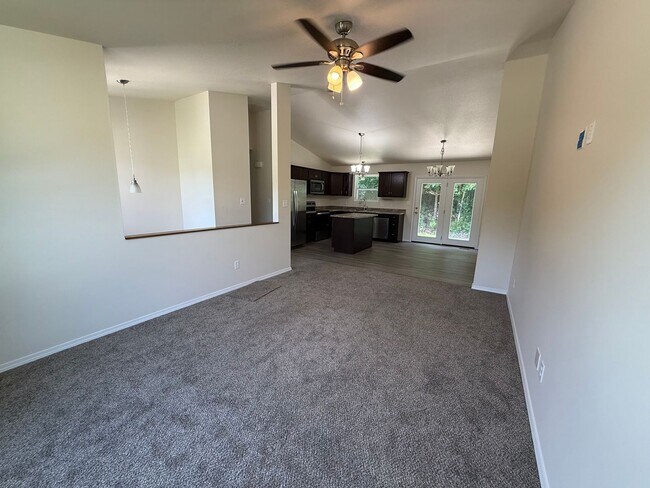 Foto del edificio - Beautiful 4 Bedroom!