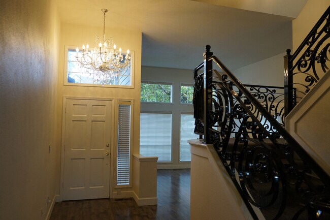 Building Photo - Gorgeous Remodeled Home for Lease in Steam...