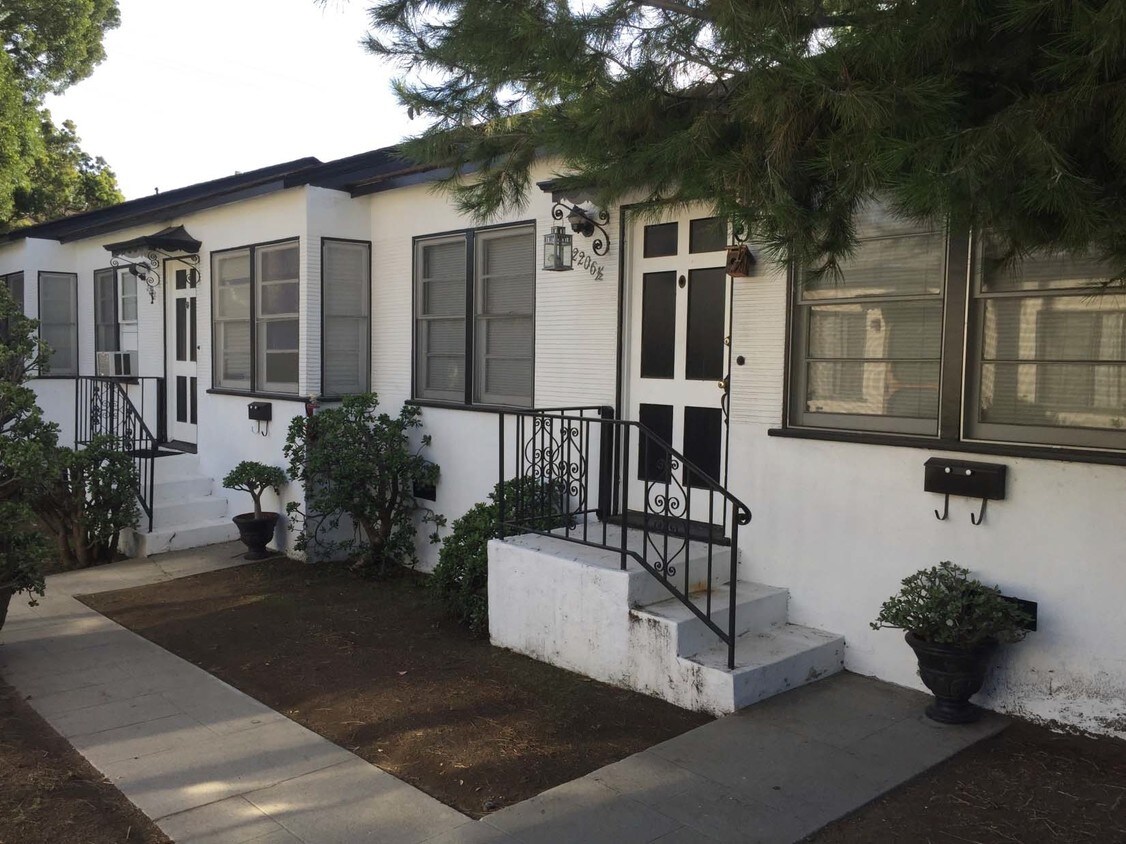 Primary Photo - 2206-2208 1/2 Ocean Park Blvd