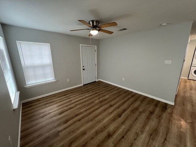 Foto del edificio - Must See!  New Construction!  1 bedroom, 1...