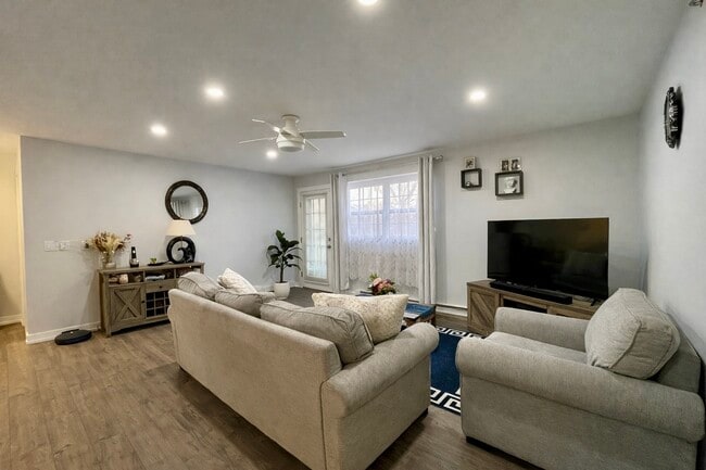 Foto del edificio - 300 Cunat Blvd