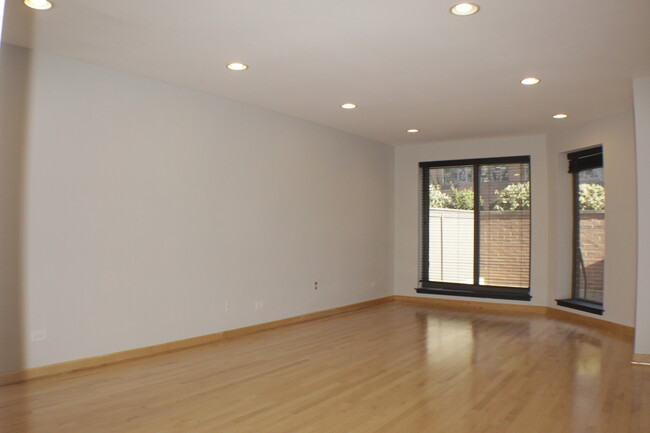 entry living room - 801 S Plymouth Ct