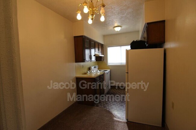 Building Photo - 676 Memorial Dr