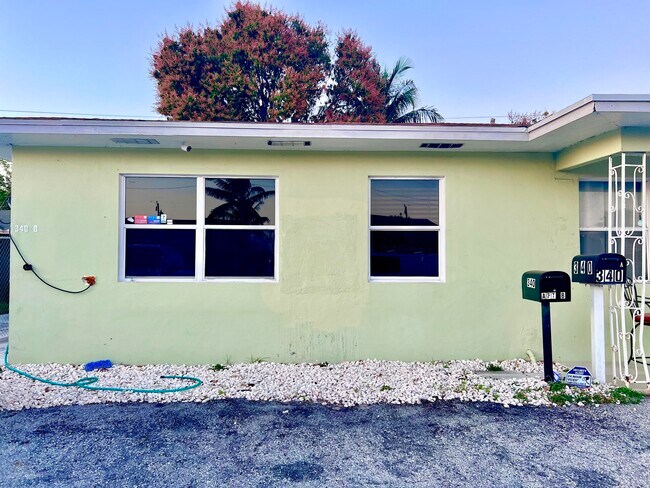 Foto del edificio - 340 W Blue Heron Blvd