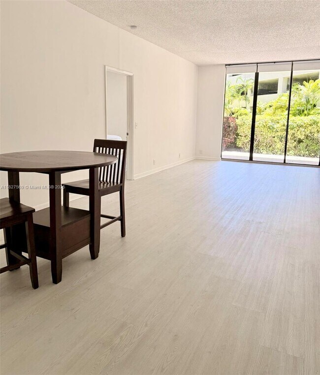 Foto del edificio - 3300 NE 191st St