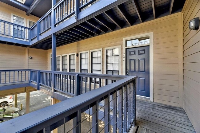 Building Photo - 711 W 21st St