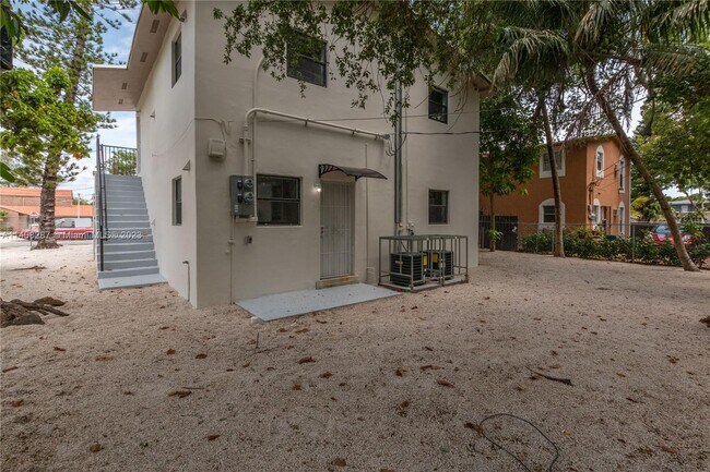 Foto del edificio - 32 NE 64th Terrace