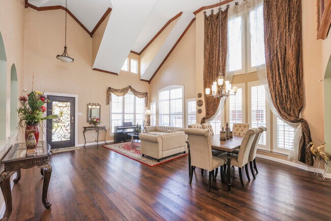 Building Photo - 504 Twin Knoll Dr