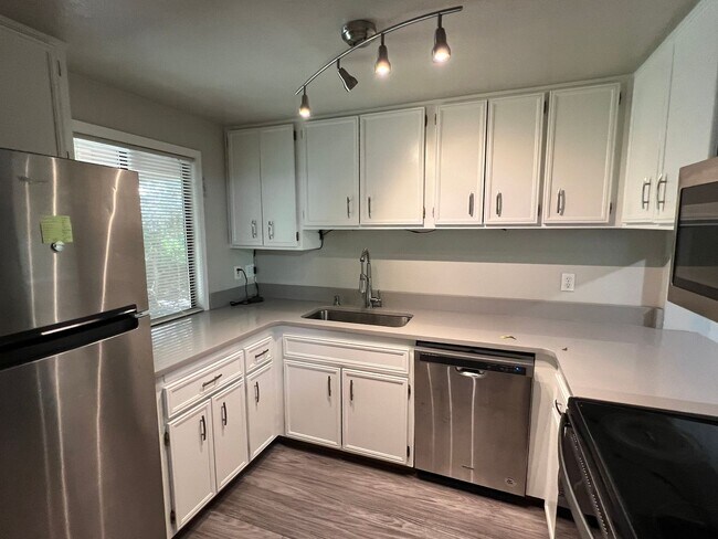 Building Photo - 2 Bedroom/ 1 Bath Unit- Available Sept 20,...
