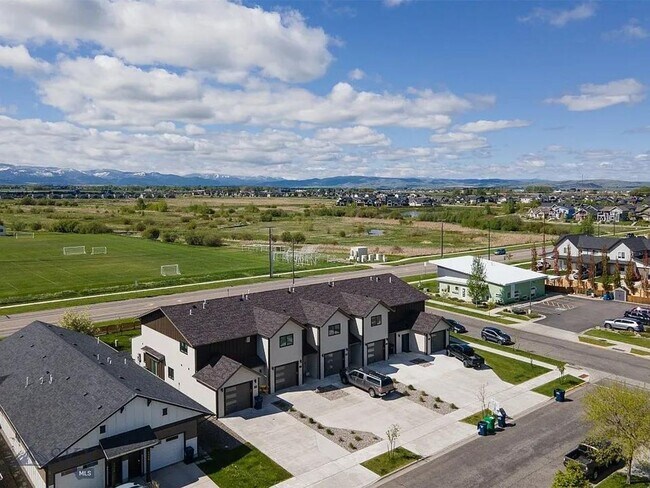 Foto del edificio - 3 Bd / 2.5 Bath Townhome Furnished or Unfurnished