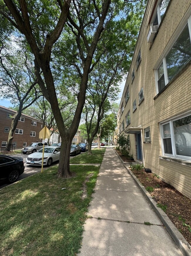 Building Photo - 5047 N Washtenaw Ave