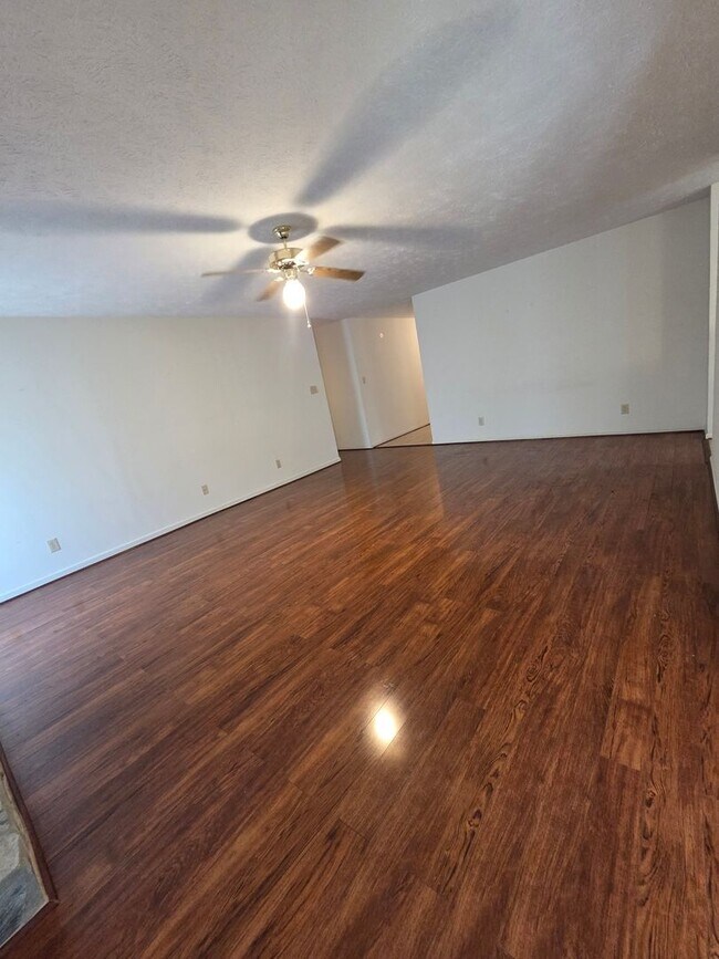 Foto del edificio - 215 Laketree Blvd