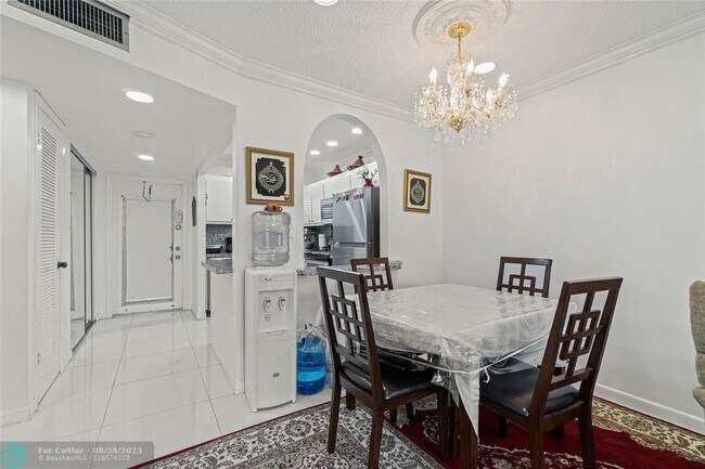 Foto del edificio - 8220 Sunrise Lakes Blvd