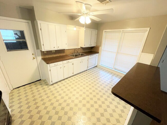 Building Photo - 812 S. 11th St, Nederland, TX 77627