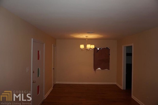 Building Photo - 2443 Sylvan Rd