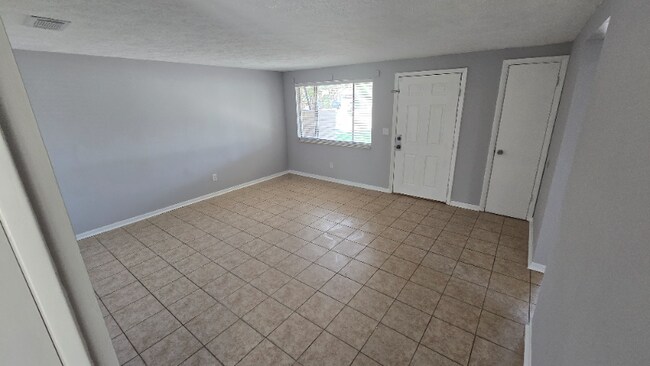 Foto del edificio - 825 Bradley Cir
