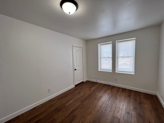 Building Photo - Large newly remodeled one bedroom one bath apartment for lease now.  Apply Today!