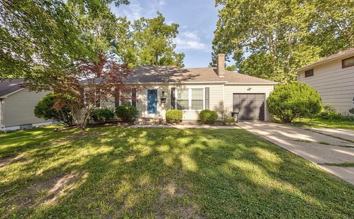 Primary Photo - 8608 Maple Ave