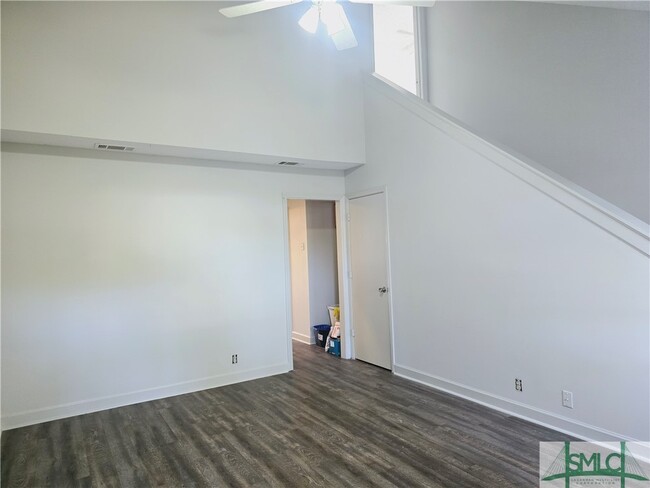Building Photo - 1039 N Ash St