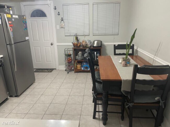 Building Photo - 3 br, 1 bath House - 8010 White Ave