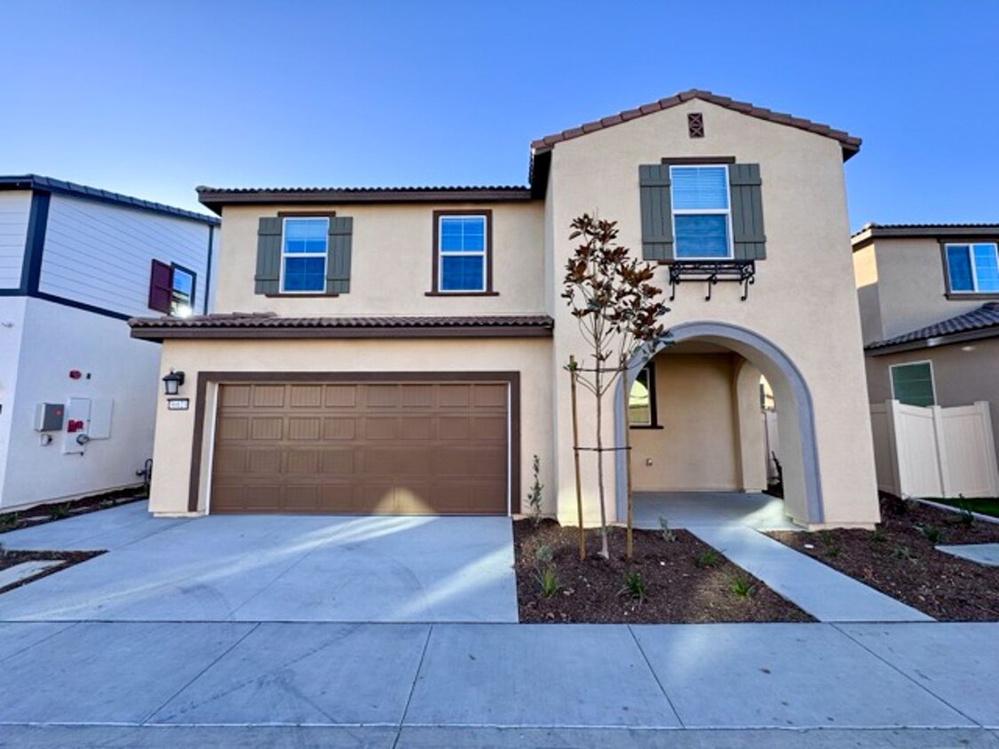 Foto principal - BRAND NEW 3 bedroom Willow Springs home av...