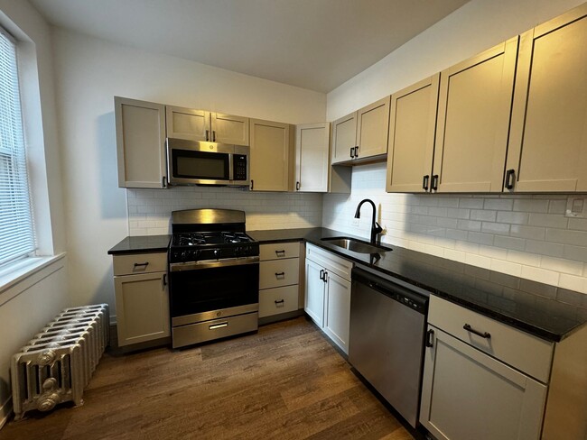 Building Photo - 1503 W Schreiber Ave