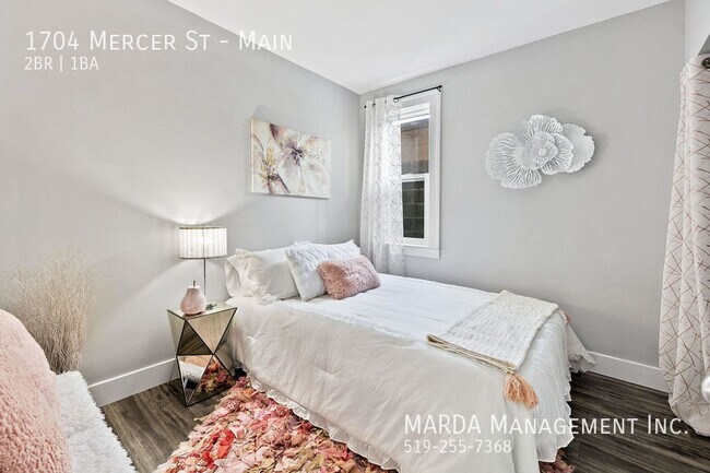 Building Photo - CHARMING 2BED/1BATH MAIN FLOOR IN CENTRAL ...