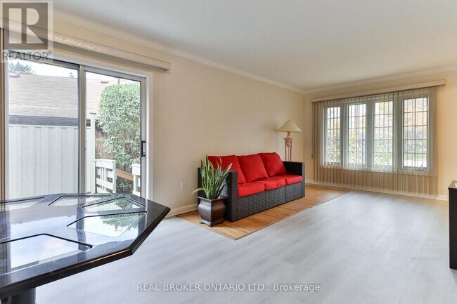 Photo du bâtiment - 32 Christina Crescent