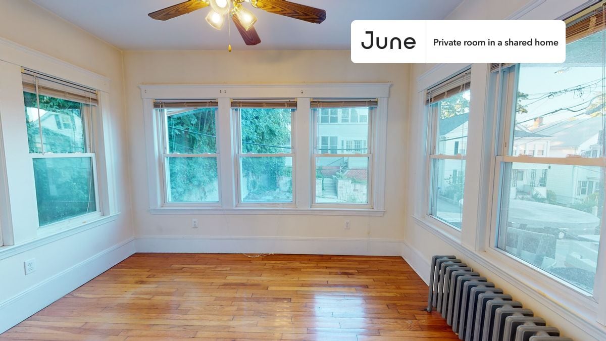 Room in Shared 3 bed/1 bath home - Room in Shared 3 bed/1 bath home