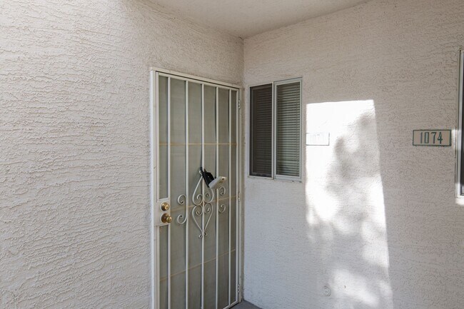 Foto del edificio - First floor 1 br unit in gated community w...